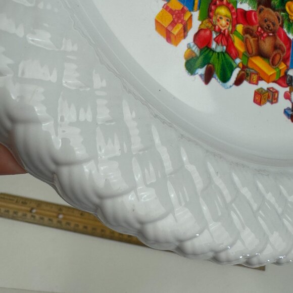 Vtg Plastic White Round Plate Basket Weave Edges Christmas Tree Imagery 11inches - Picture 5 of 14